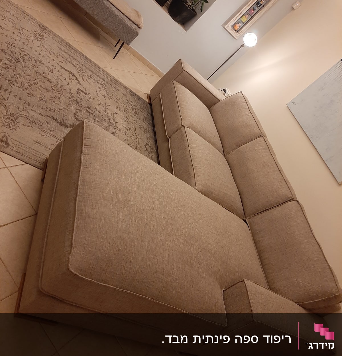 ספה מרופדת בז